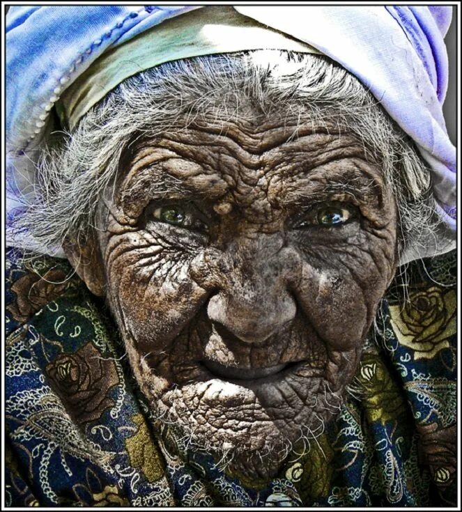 Старая морщинистая женщина. Древние бабушки.