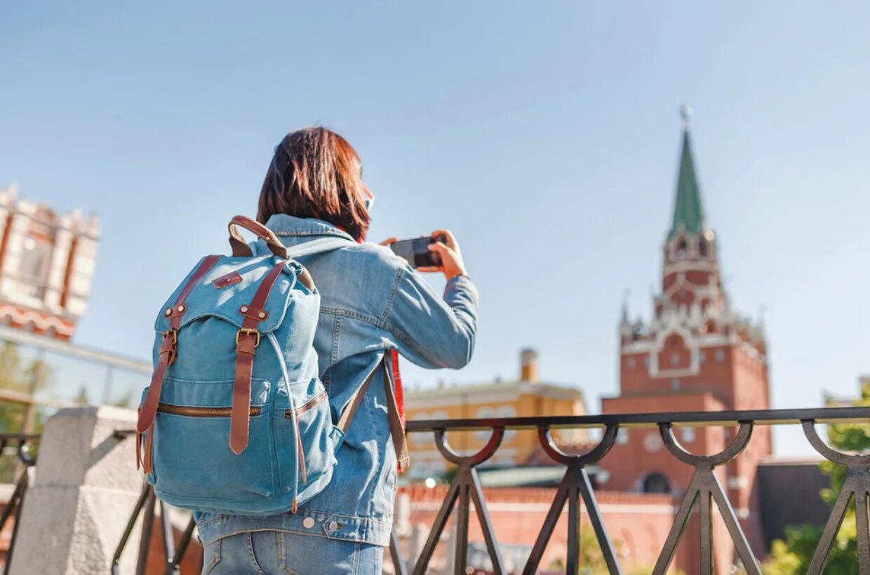 Принять участие в путешествии. Туристы в России. Туристы в Москве. Туризм в России. Туристы в городе.