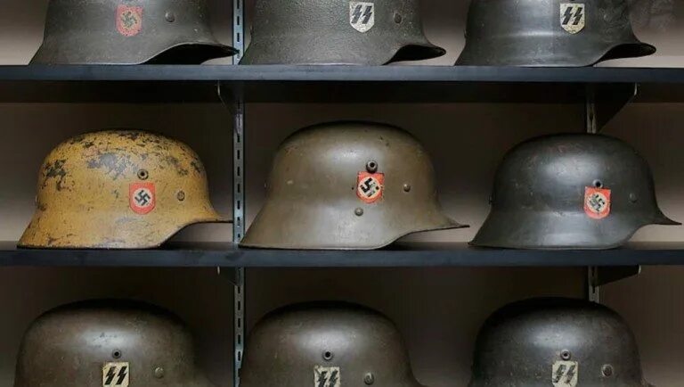 Как отличить немецкую. Каска м 35 войск Waffen SS. Штальхельм м35. Каски вермахта и СС. Немецкий шлем 2 мировой войны.