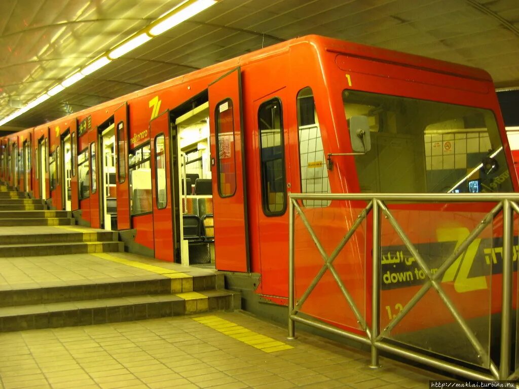 Подземный фуникулер кармелит, израиль. Канатная дорога в доме. Кармелит хайфа фуникулер. Метро кармелит в хайфе. Израиль.