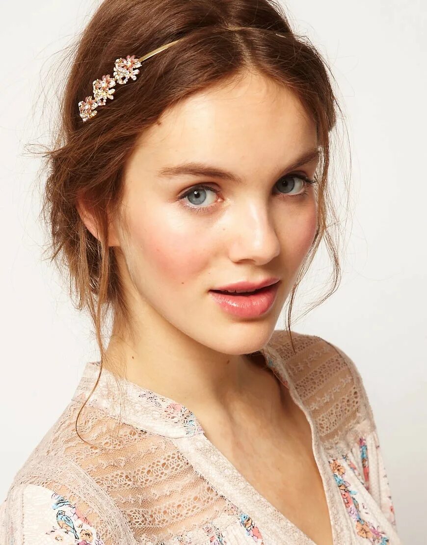 Ясмина шарипова. Прическа в греческом стиле. Какую прическу сделать с ободком. Ободок для волос. Ободок для греческой прически.