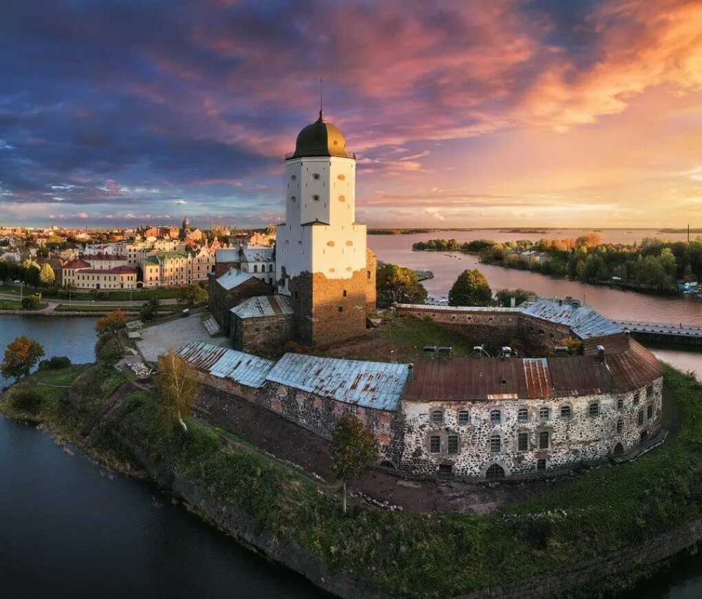 Питер экскурсия в выборг. Площадь города выборг ленинградской области. Экскурсии из питера в выборг. Выборг город санкт-петербург. Экскурсии из спб в выборг.