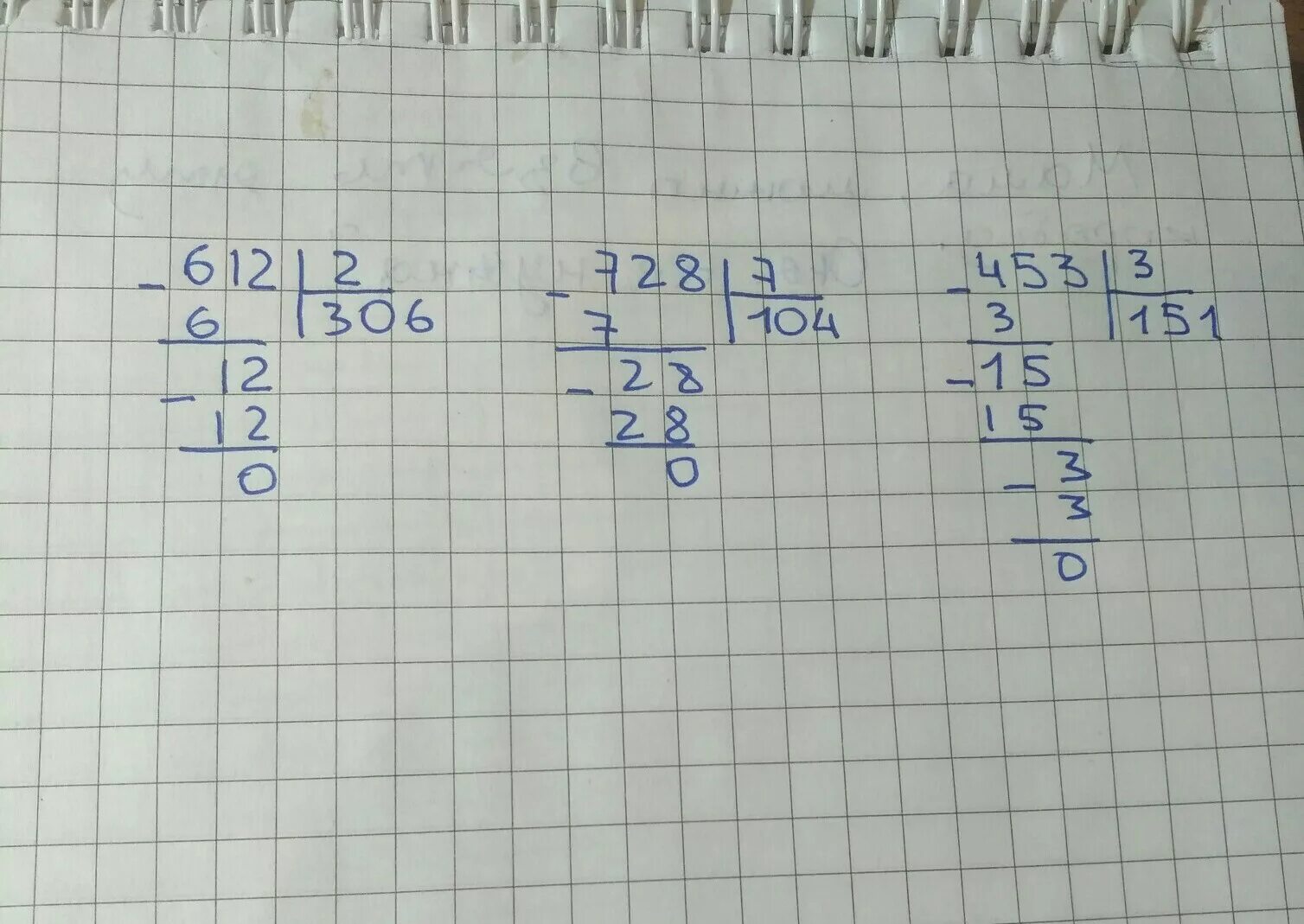 3 8 разделить на 3 решение. Деление столбиком 453/3. 728 7 Столбиком. 728 Разделить на 7 в столбик. 612 2 Столбиком.