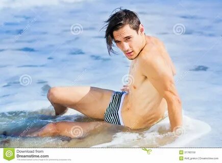 Jeunes hommes sur la plage image stock. 