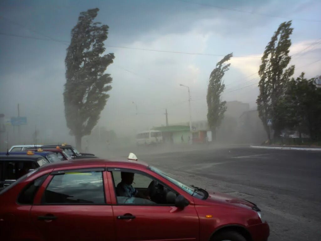 упавшее дерево на автомобиль приору. ураган в москве повалил деревья. гроза в реутово. ветер перевернул грузовик. ураган в спб.