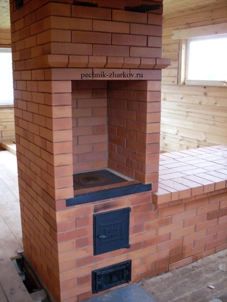 фото лежанок с плитой. печь с лежанкой. печи с лежанкой и плитой и духовкой. печь с лежанкой и варочной плитой. маленькая печь с лежанкой.