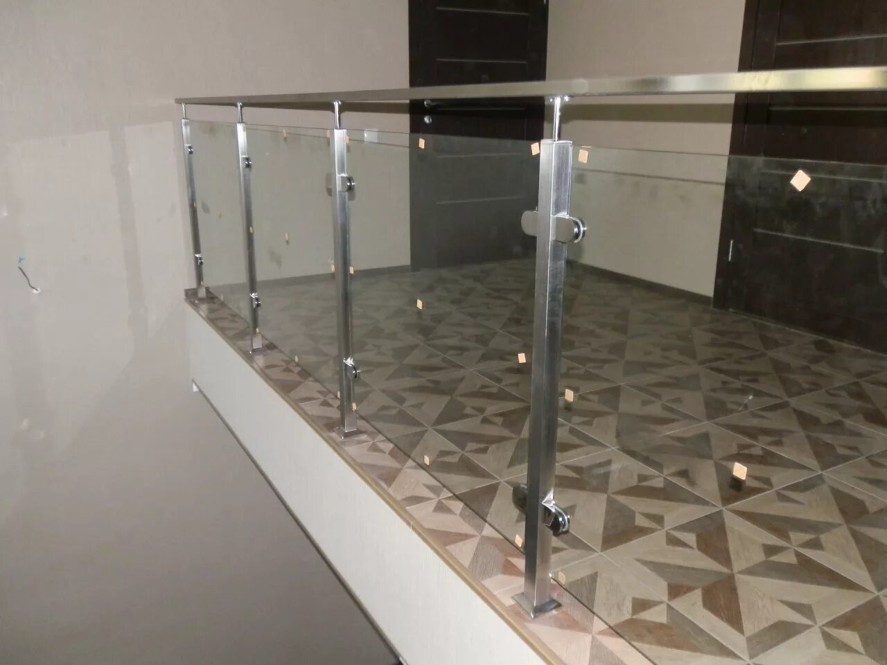 из нержавеющей стали со стеклом. нержавеющие ограждения. перила из нержавейки и стекла. из нержавеющей стали со стеклом. лестничное ограждение aisi 201.