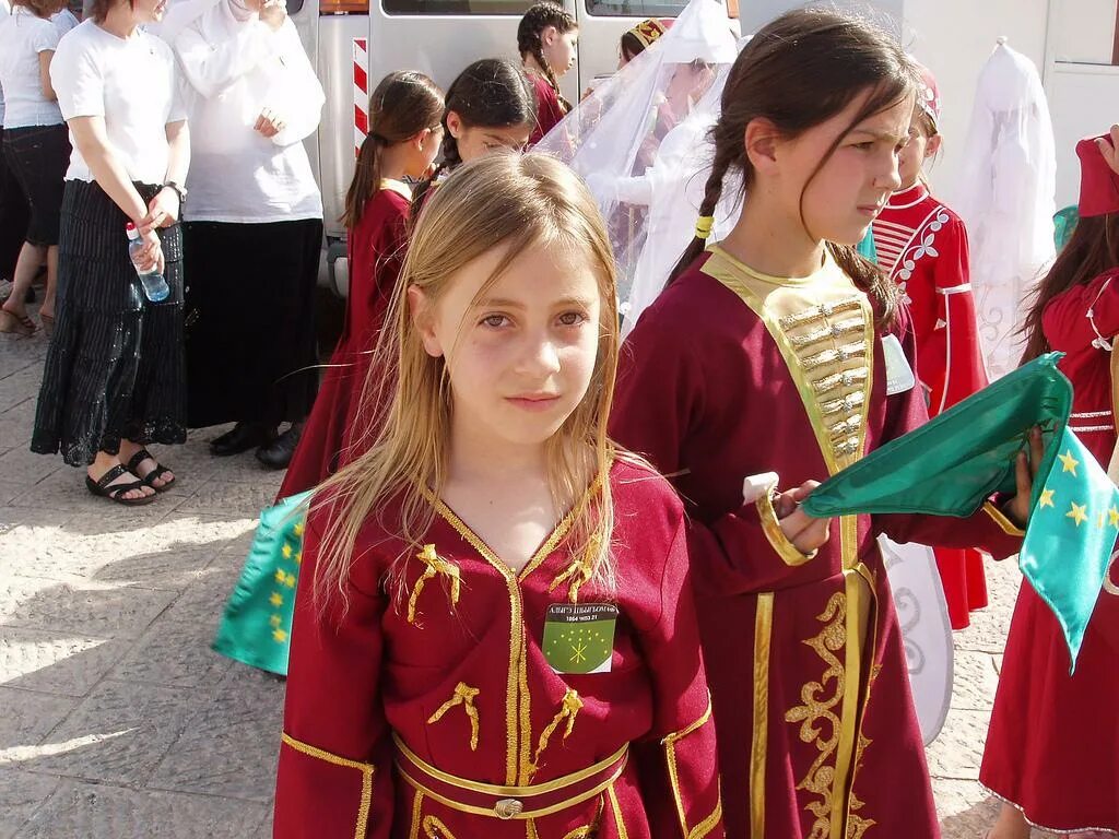 Черкесы какой народ. Черкесы (народ, Карачаево-Черкесия). Черкесы кабардинцы адыгейцы. Адыги Черкесы кабардинцы. Народы Кабардино Балкарии кабардинцы.