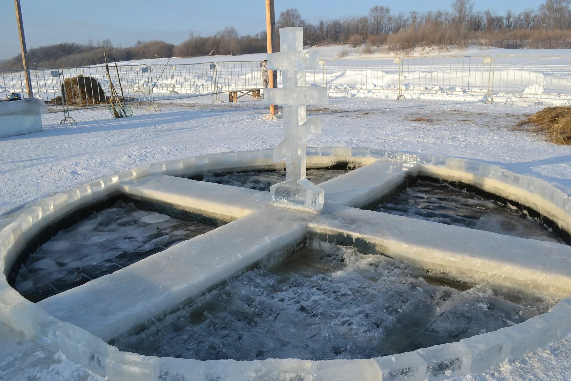 О крещенской воде. Крещение в воде. Купель на крещение. Святая вода на крещение.