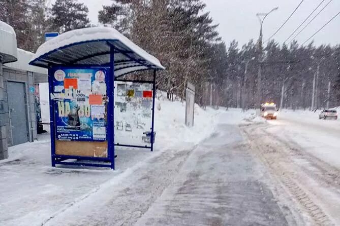 Снять ост. Снег в Тольятти. Остановка из снега. Заснеженная остановка. Остановка в снегу.