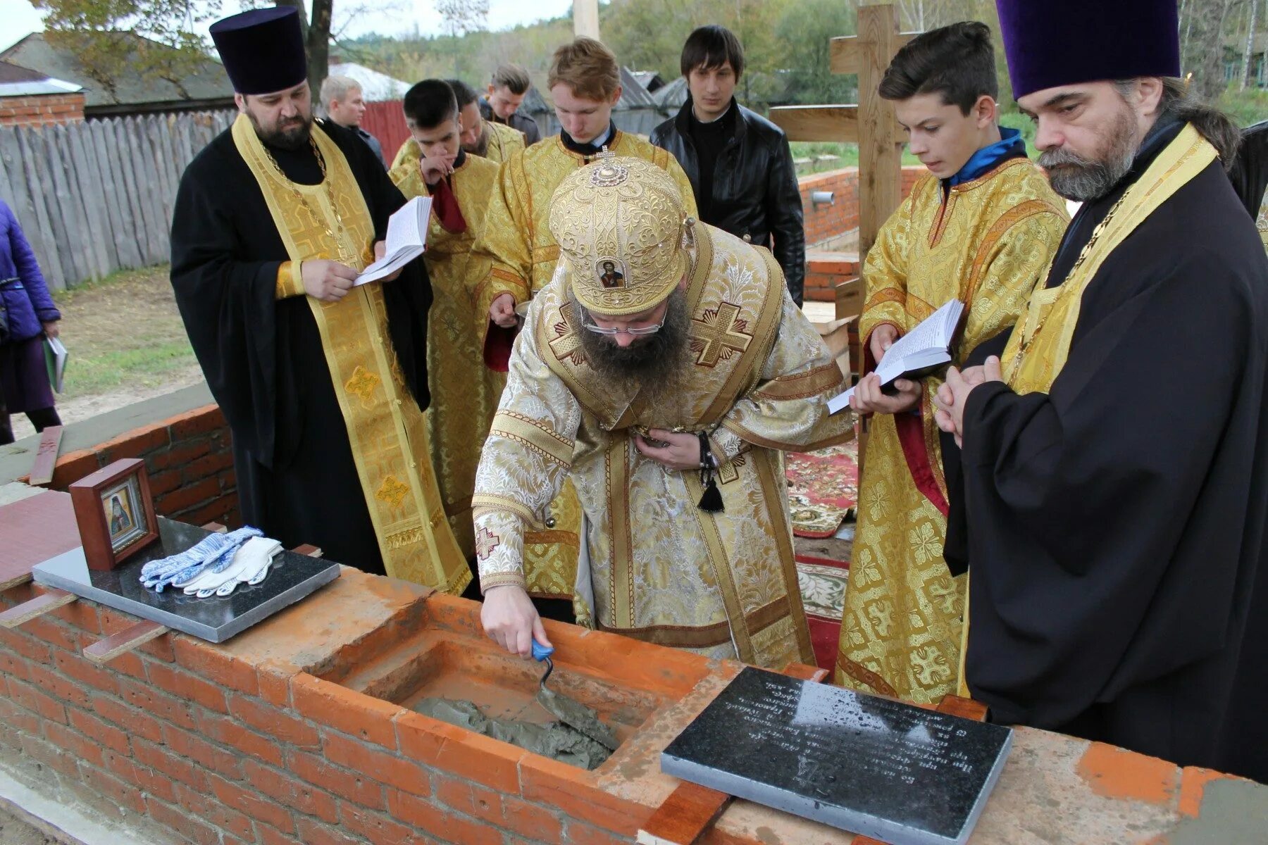 освящение камня в основание храма в коммунарке. в кадые освятили камень. поселок холодный сусуманский район храм матроны. освящение закладного камня владыкой иовом 28 сентября 1997 в златоусте. митрополит герман освятил храм корабль святой владимир.