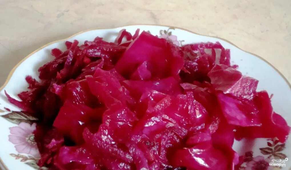 Капуста крупными кусками со свеклой быстрого приготовления. Капуста соленая со свеклой. острая капуста со свеклой. капуста со свёклой быстрого приготовления. кусок свекла.