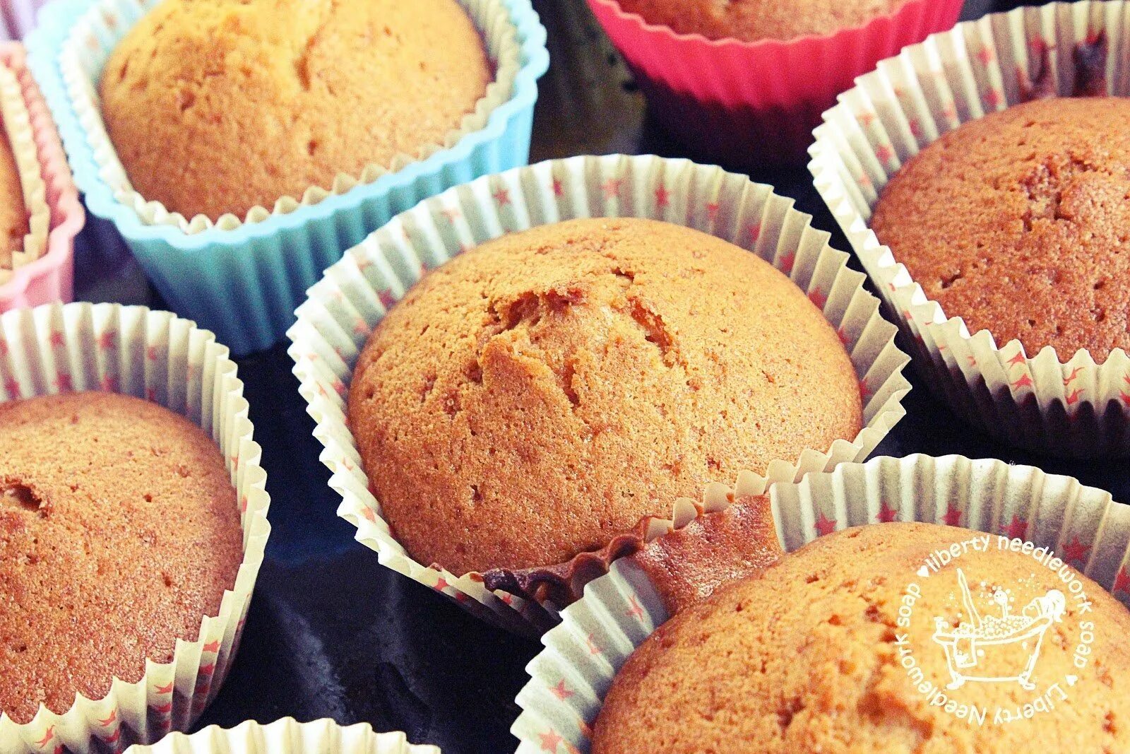 шоколадные маффины. кекс маффин шоколадный. маффины с шоколадом. кекс. шоколадные кексы маффины.