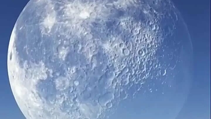 Видео луны за полярным кругом 35 секунд. Полярная луна. Ночь на северном полюсе. Луна на севере. Луна днем зимой.