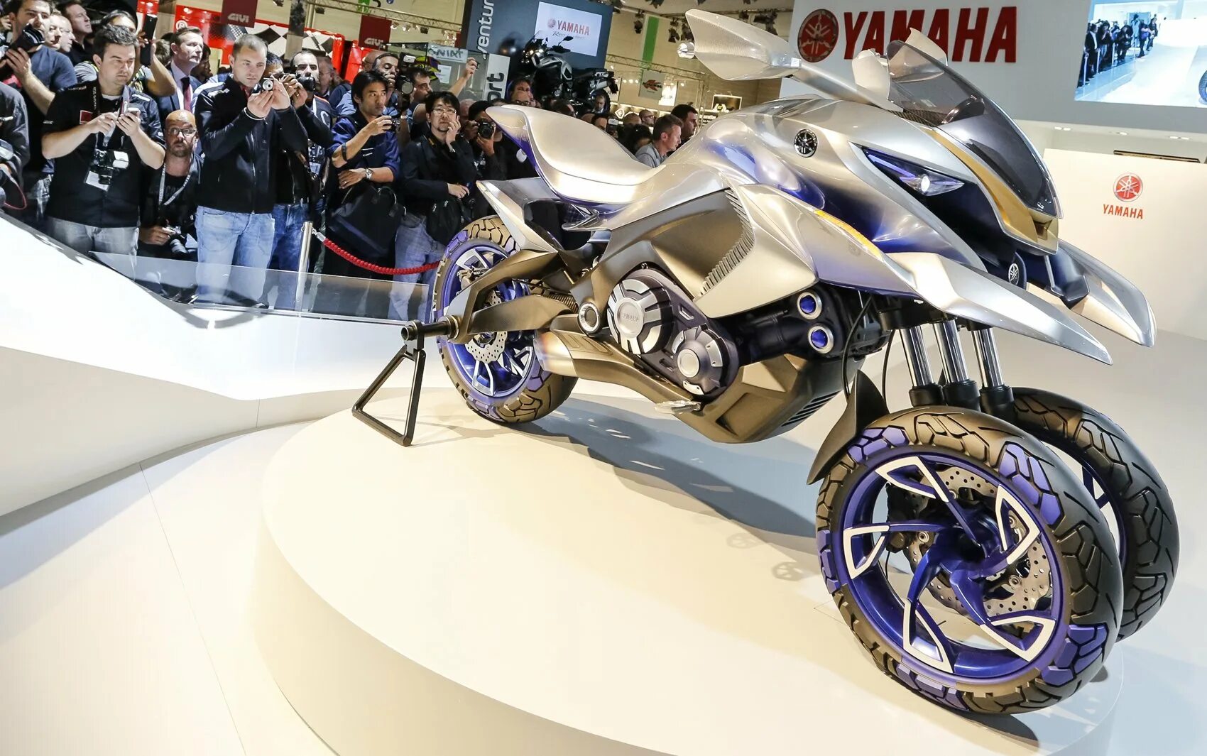 Мотоцикл Yamaha Gen 01 Concept 2015. Ямаха 2 колеса спереди. Мотоцикл с двумя передними колесами. Мотоцикл с двумя колесами спереди. Включи мотоциклы машины