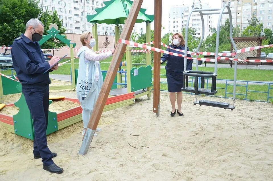 Детские площадки чита. Старые детские площадки. Игровая площадка для детей. Детская площадка во дворе. Детская площадка во дворе.