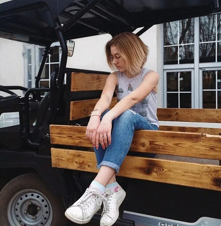 А у меня во дворе ходит девушка с каре. Аниме девочки с каре скрины. Мукка обложка альбома. Девочка с каре forzik remix мукка. Во дворе ходит девушка с каре.