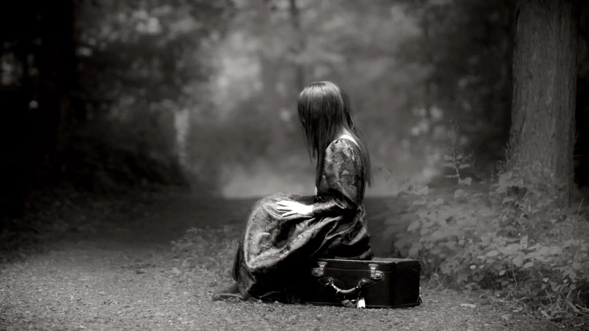 Alone lady. Одиночество девушка. Девушка одиночка. Это одиночество. Печальная девушка.