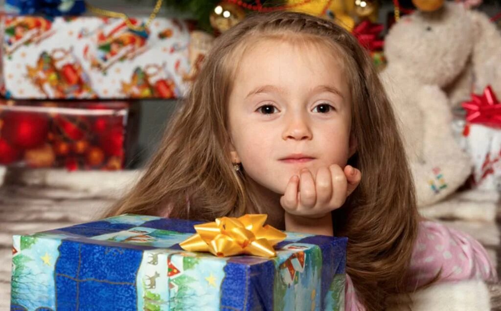 Подарки для детей. Подарки девочкам к новому году. Ребенок дарит подарок. Дети летом с подарком.