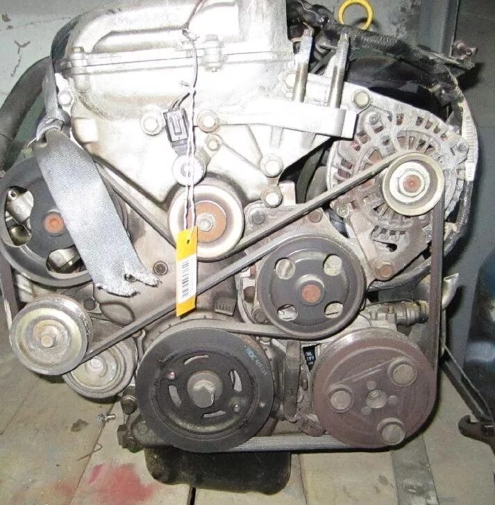Двигатель dw3w 1.3. Ремень обводной Mazda Demio 2002. Приводной ремень Мазда Демио 2003. Обводной ремень Mazda Demio. Ремень навесного Мазда Демио.