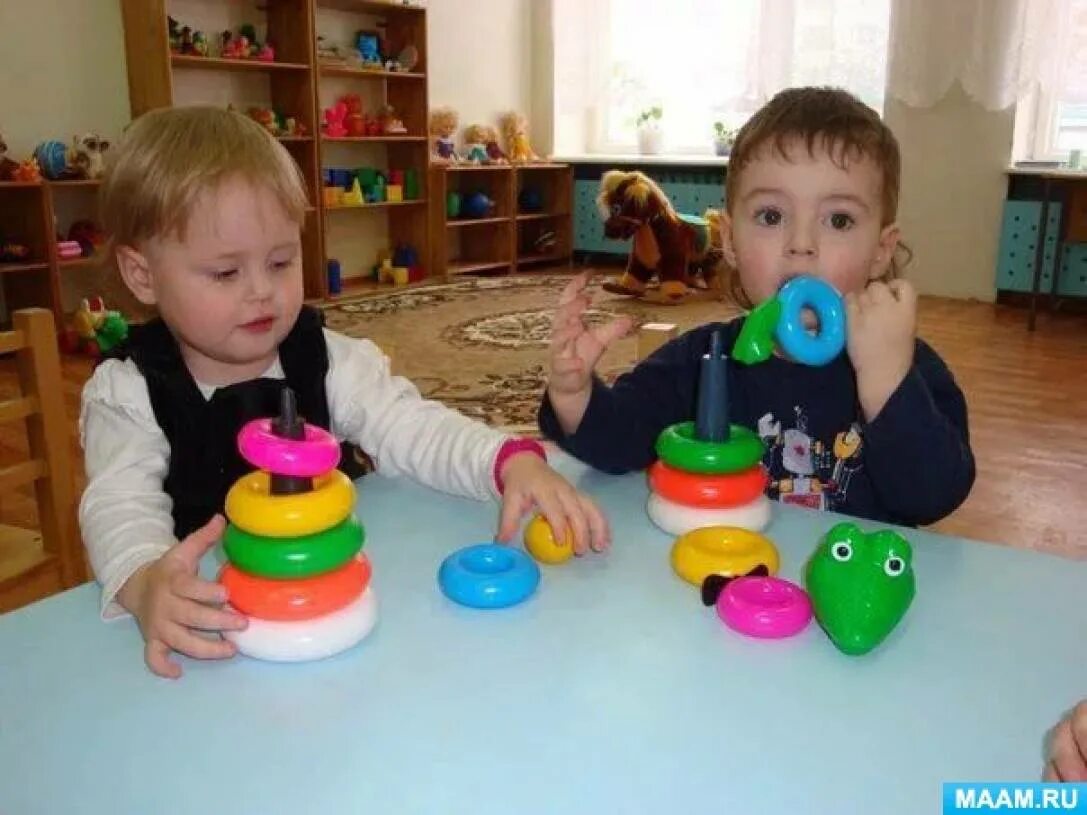Сенсорное развитие детей 1 года. Игрушки для детей раннего возраста. Дети раннего возраста в детском саду. Пирамидка для детей раннего возраста. Сенсорика ранний Возраст.