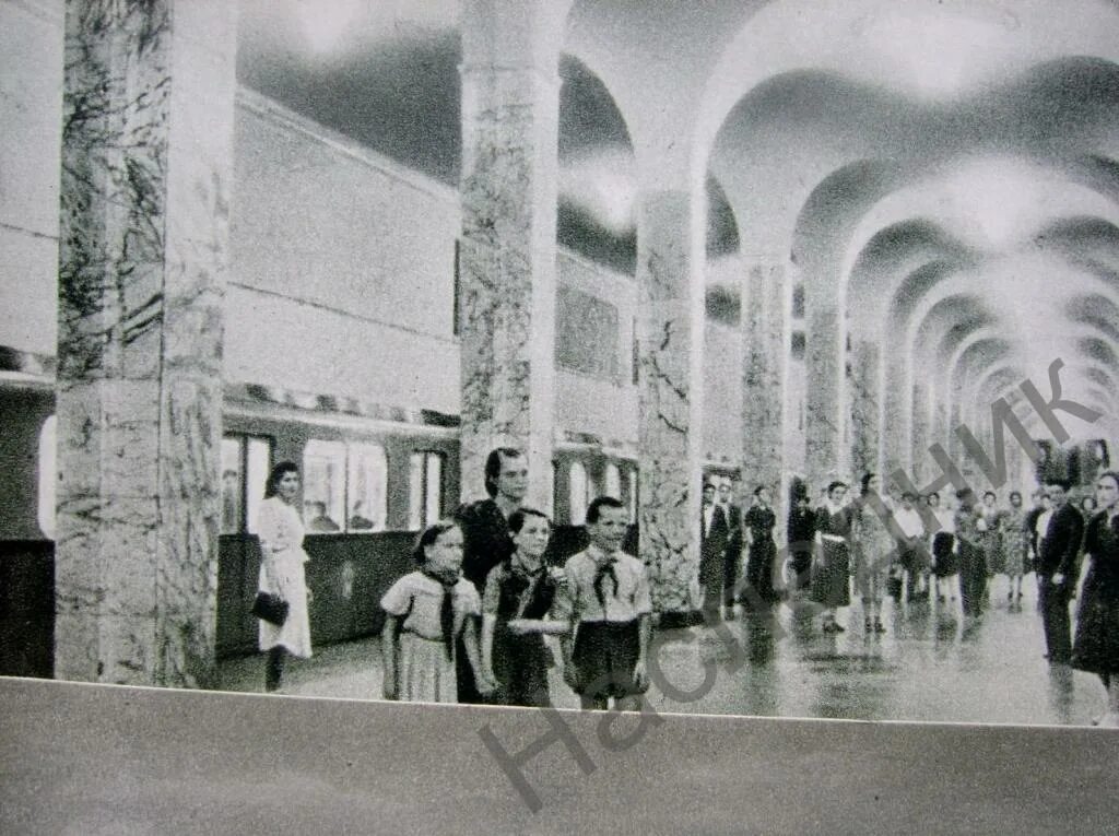 Метро в 40 годах в москве. Московский метрополитен 1935 год. Метро 1950 года москва. Станция метро арбатская арбатско-покровской линии. Московский метрополитен 1935.