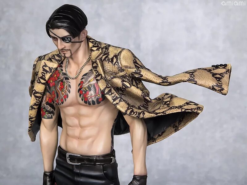 Yakuza Goro Majima. Дакимакура Маджима. Majima Goro Figure. Горо Маджима пиджак.