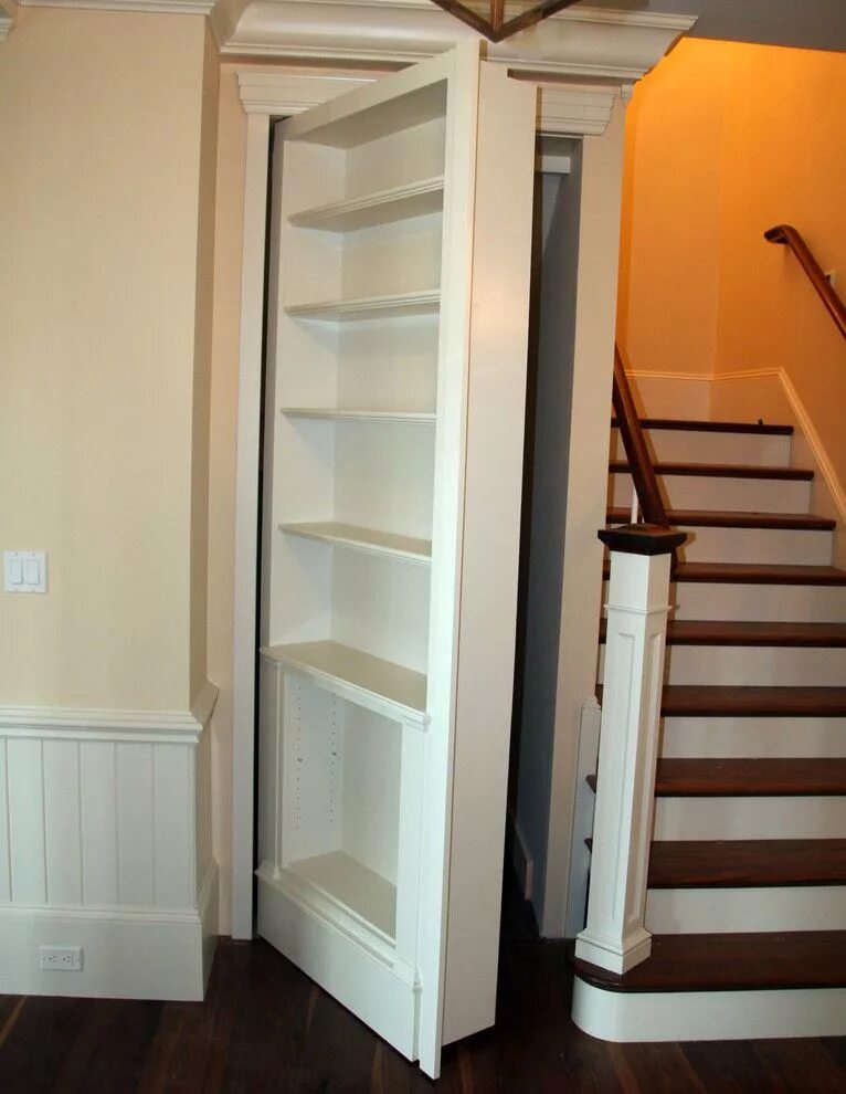 Ступенька над дверью. Г образные лестницы. Лестница над входной дверью. Лестница с кладовкой. Дверь возле лестницы.