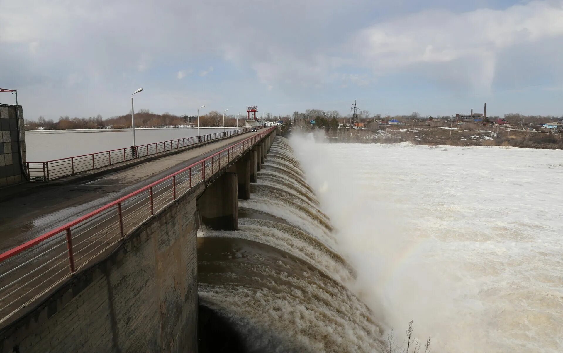 Сергеевка плотина. Шардаринское водохранилище плотина. Дамба в Казахстане на реке Тобол.