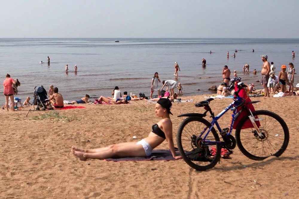 В питере купаются в море