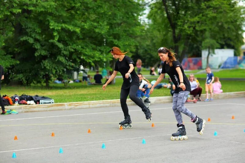 Роллер спортивный. Роллер спортивный. Фристайл слалом на роликах. Спидскейтинг. Роллер спортивный.