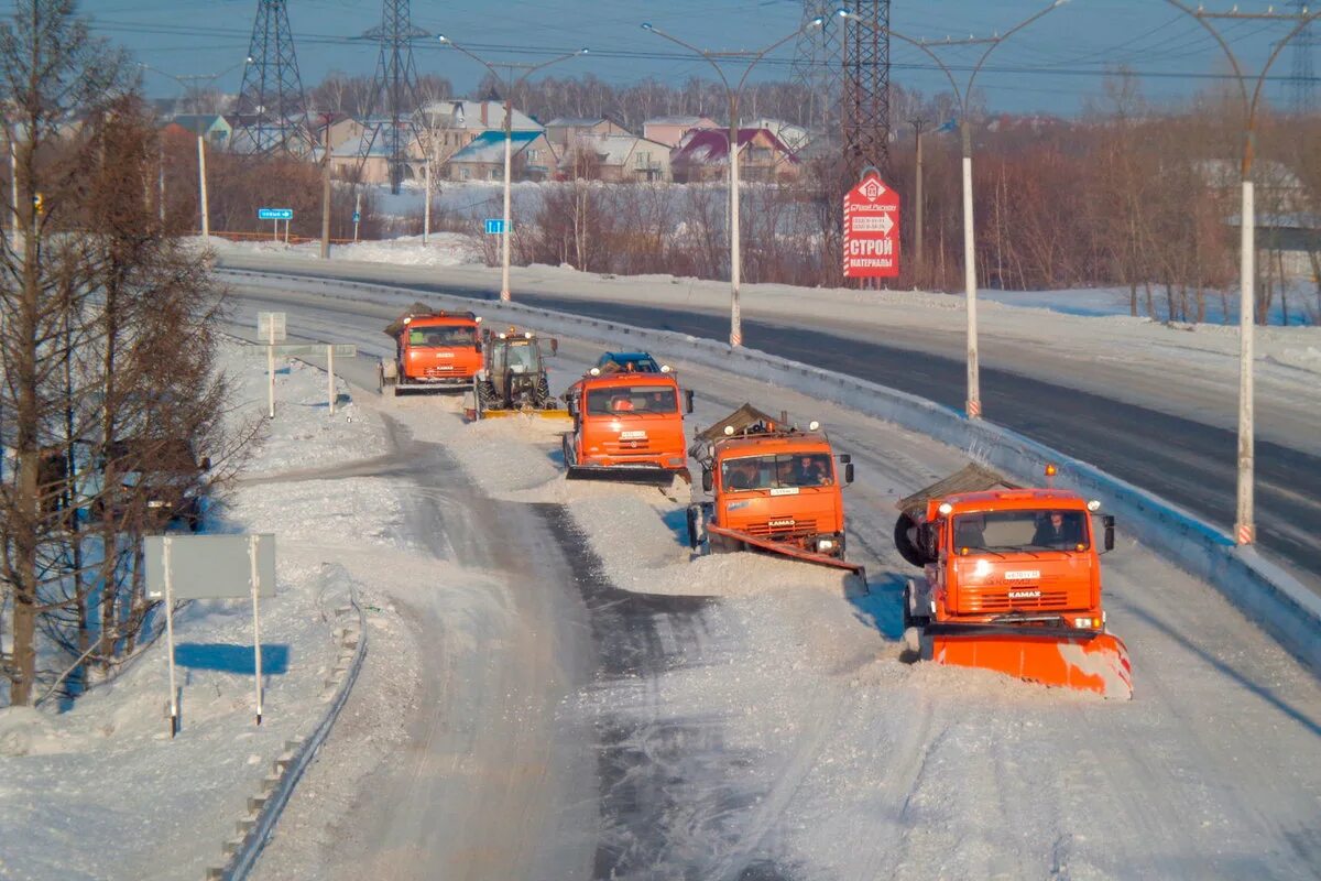 Дорожная служба. Снегоуборочная техника на дороге. Снегоуборщик на трассе. Машина дорожной службы. Дорога очищения