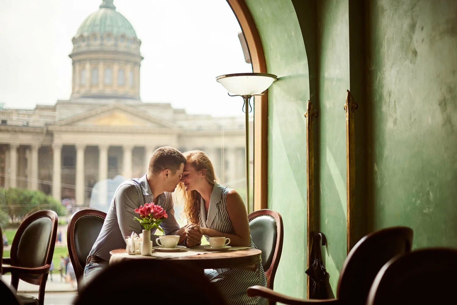 Мастер класс для двоих спб. Кафе Зингер Санкт-Петербург. Лав стори в Санкт-Петербурге. Лав стори в кафе. Фотосессия в кафе.