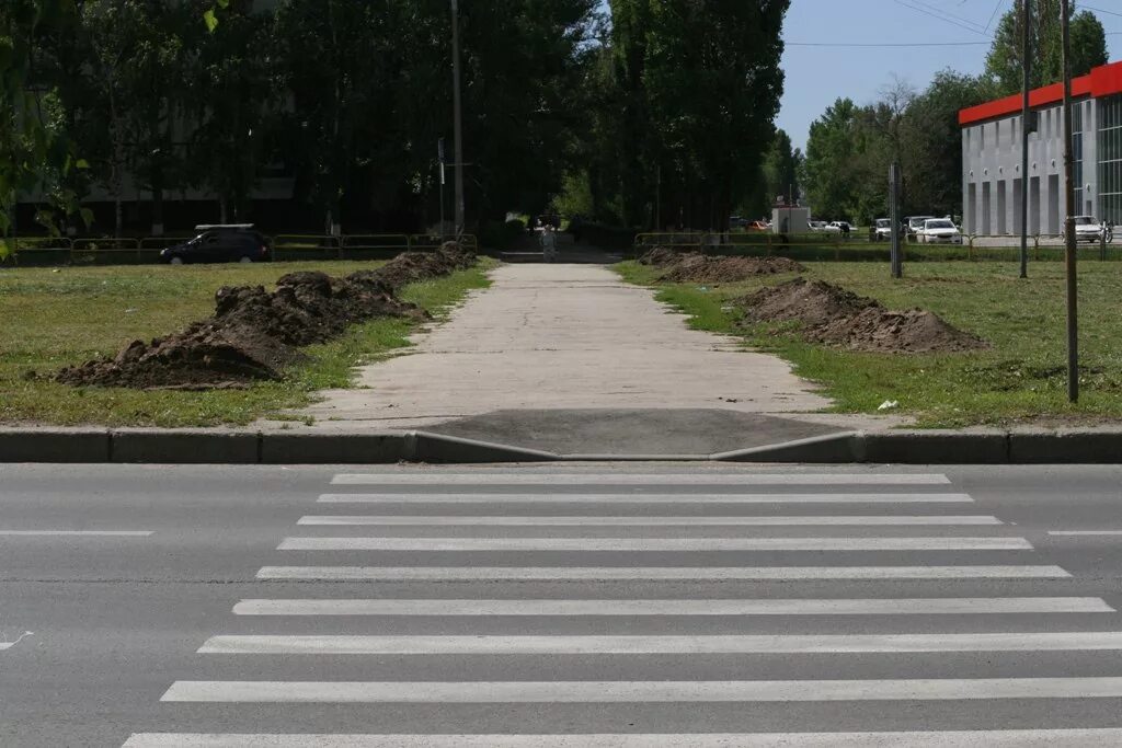 Понижение бортового камня. Бордюрный съезд для мгн. пандус бордюрный для мгн. понижение бортового камня мгн. пандус на тротуаре.