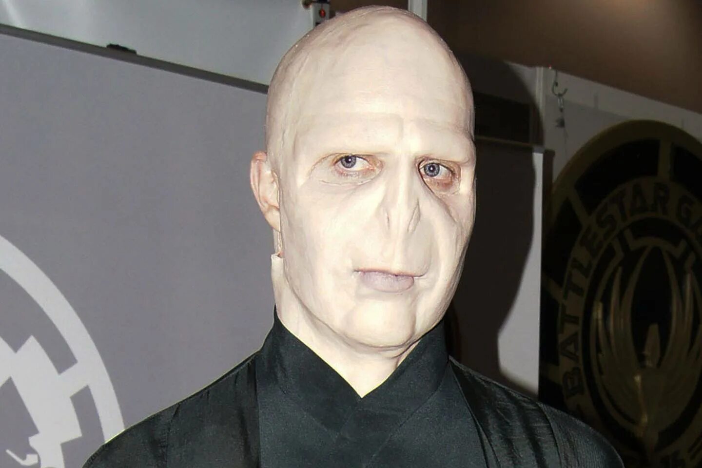 Волан де морт актер. Лорд волдеморт актер рэйф файнс. Рэйф файнс harry potter. Волдеморт актер рэйф файнс. Рэйф файнс воландеморт.