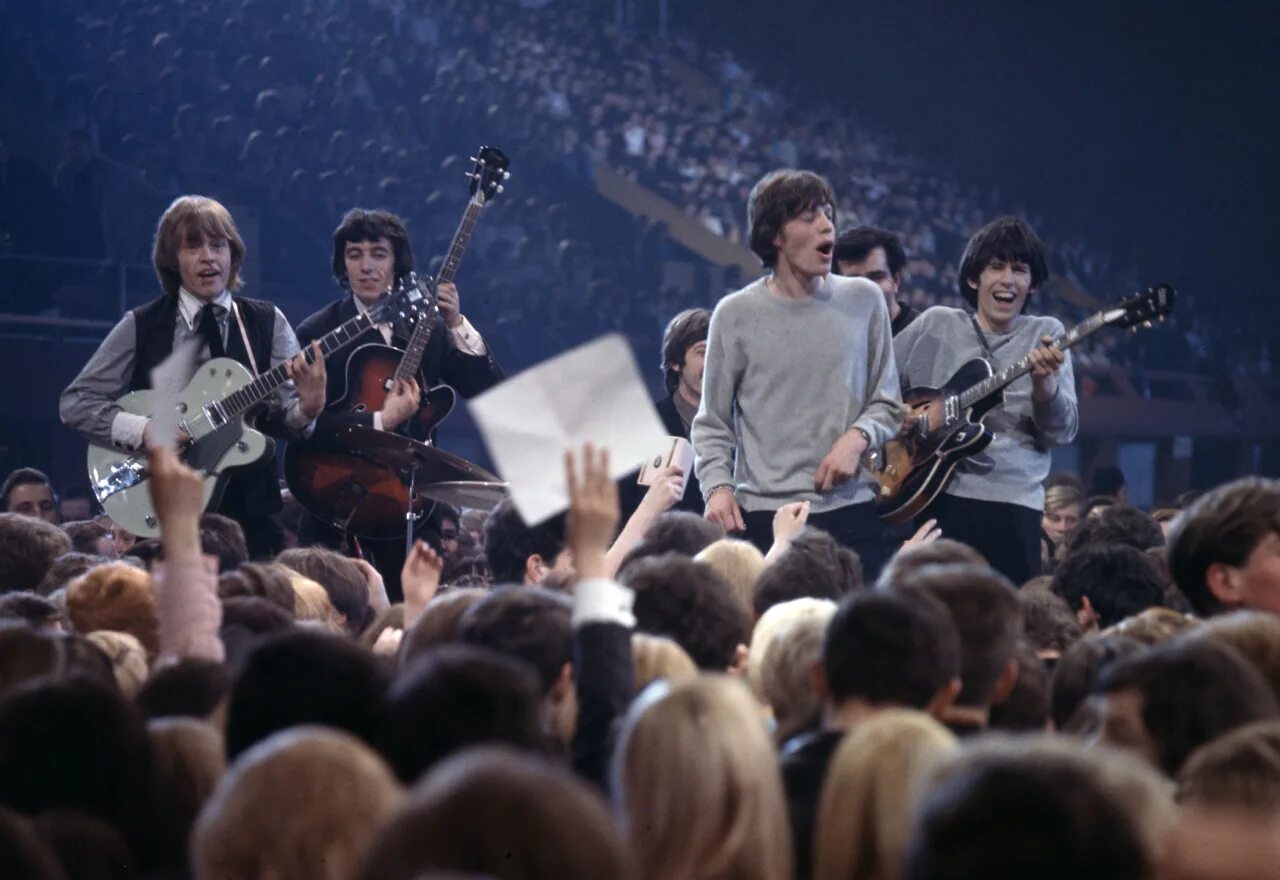 Rolling stones i. Rolling Stones 1964. Группа Роллинг стоунз. Кончерсв Роулинг Стоунс. Группа the Rolling Stones 1998 в Москве.