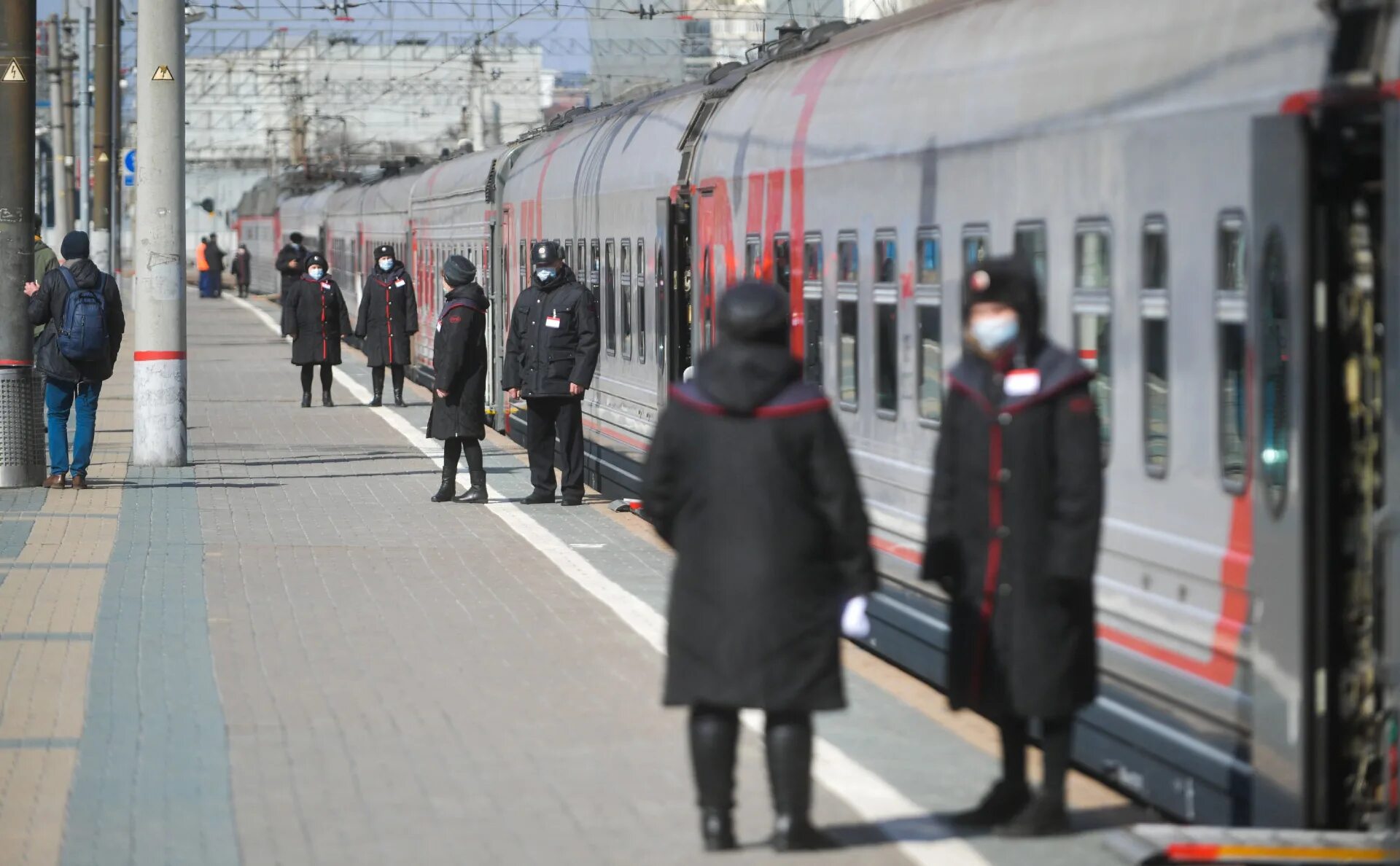 Пассажиры в поезде. Посадка высадка пассажиров. За сколько подают электричку. Безопасность движения поездов. Поезд серебро.