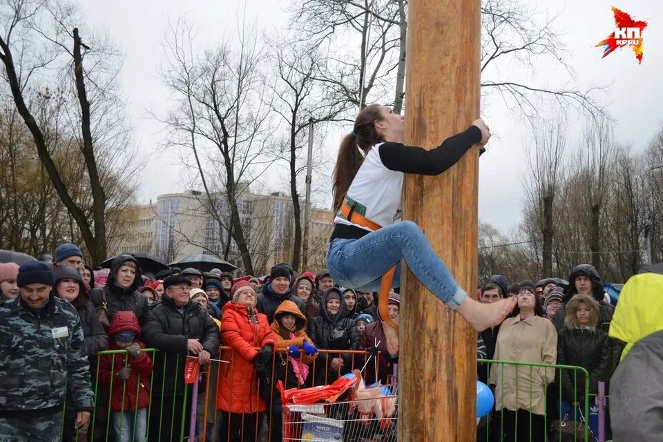 Масленица в парке царицыно. Сормовский парк Масленица. Масленичный столб в Кирово Чепецке. Масленичный столб. Масленица столб.