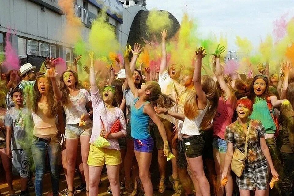 Фестиваль красок холи. Праздник красок холи в индии. Фестиваль красок холи уфа. Холли краски фестиваль. Праздник холи ярославль.