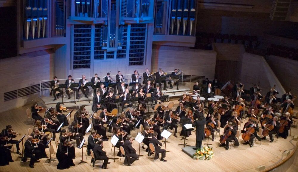 Элиасберг дирижер ленинградская симфония. Алессандро деагостини дирижер. Риккардо мути дирижер. Ю. Дирижер ленинградского симфонического оркестра.