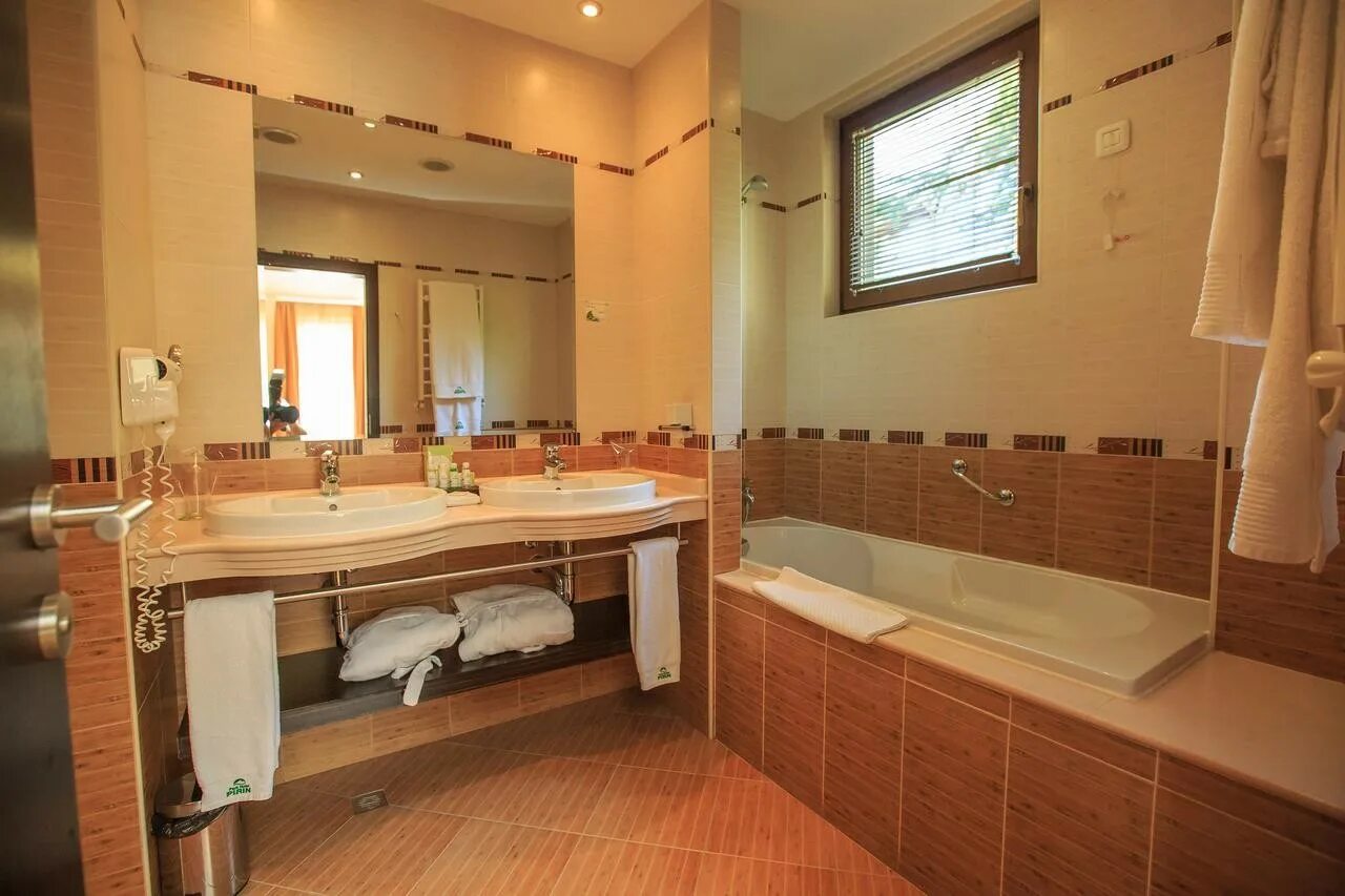 Хургада отель дессоле марлин. Берлин грин парк болгария. Шарм топ. Понтон в шарме. Top hotel praha.