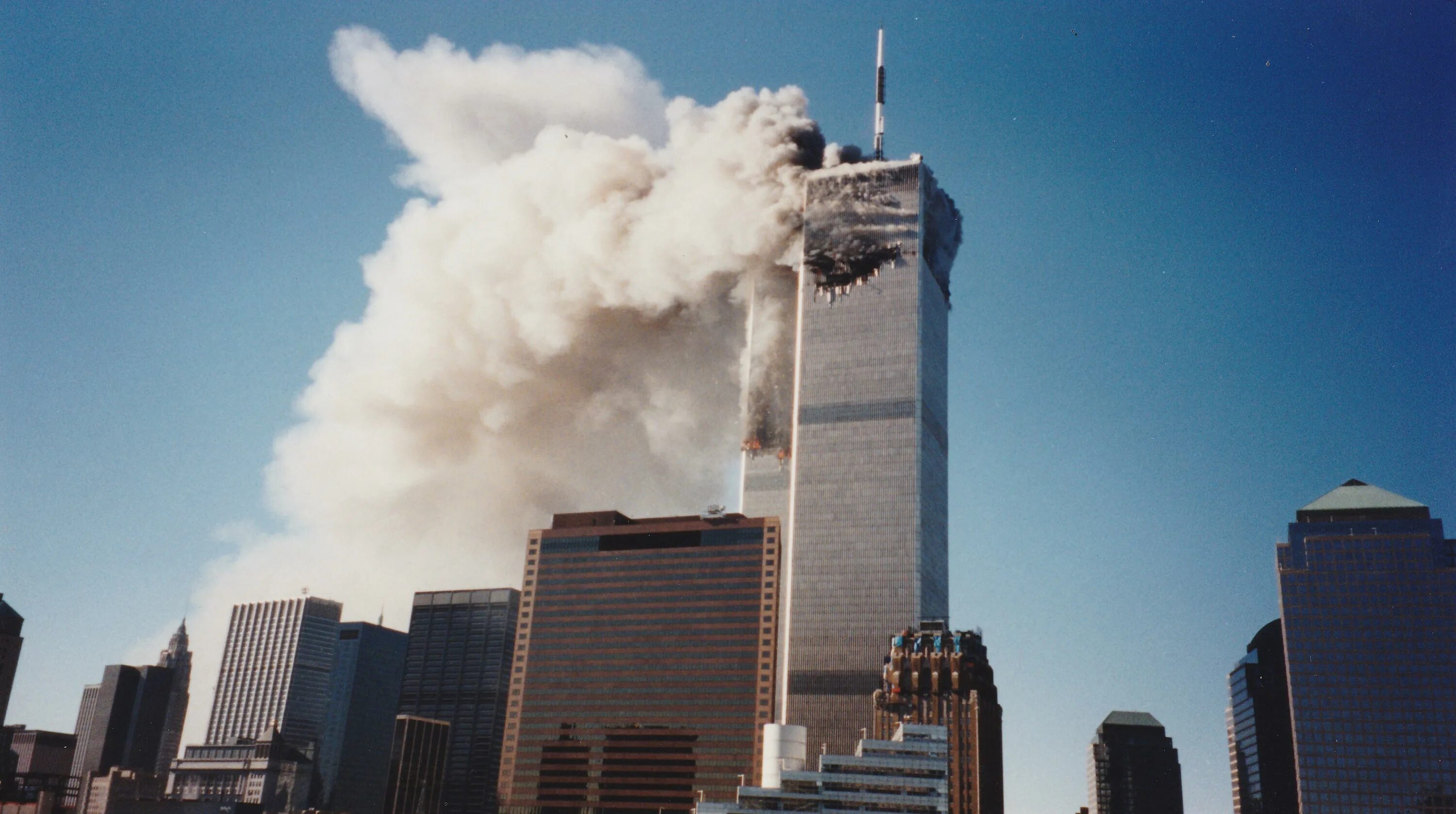 Башни-Близнецы 11 сентября 2001. Взрыв башен близнецов 11 сентября 2001. Всемирный торговый центр в Нью-Йорке 11 сентября 2001 года. Сша обвиняют в теракте