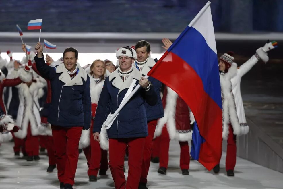 Спортсмены с флагом России. Российский флаг на Олимпиаде. Олимпийские игры в россии 2014 год
