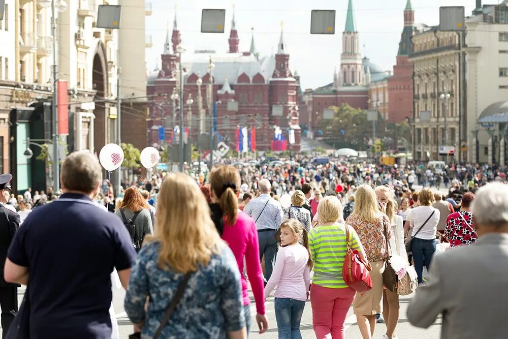 Люди в городе. Люди на улицах Москвы. Москва люди. Люди на улице города. Городское население москвы