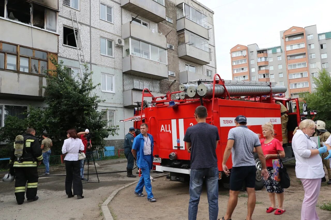 Пожар Абакан. Пожарные Абакан. Пожар в Абакане сейчас. Пожар в многоэтажке в Абакане.