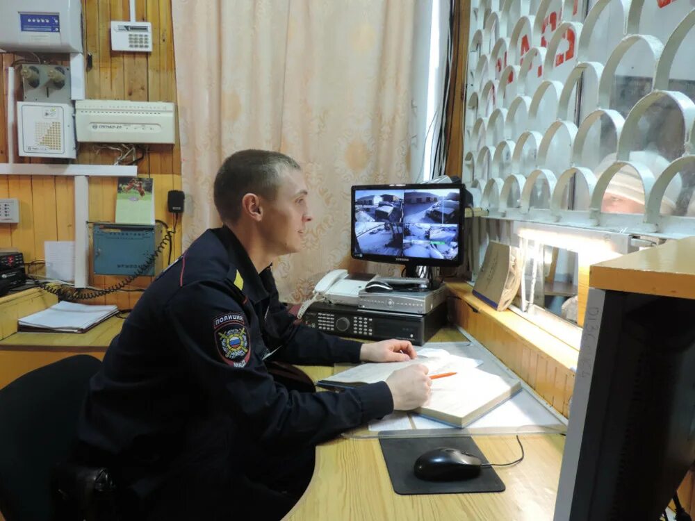 Дежурный отдела полиции. Полицейский за компьютером. дежурный полицейский. дежурная часть полиции. дежурные части полиции.