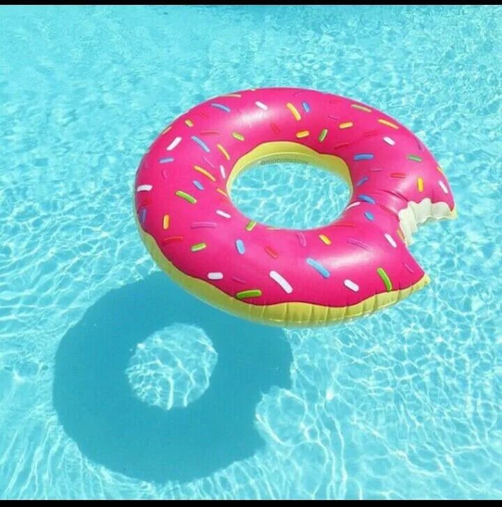 Спасательный круг в море. Надувной круг. Спасательный круг надувной. Надувной пончик. Море в круге.