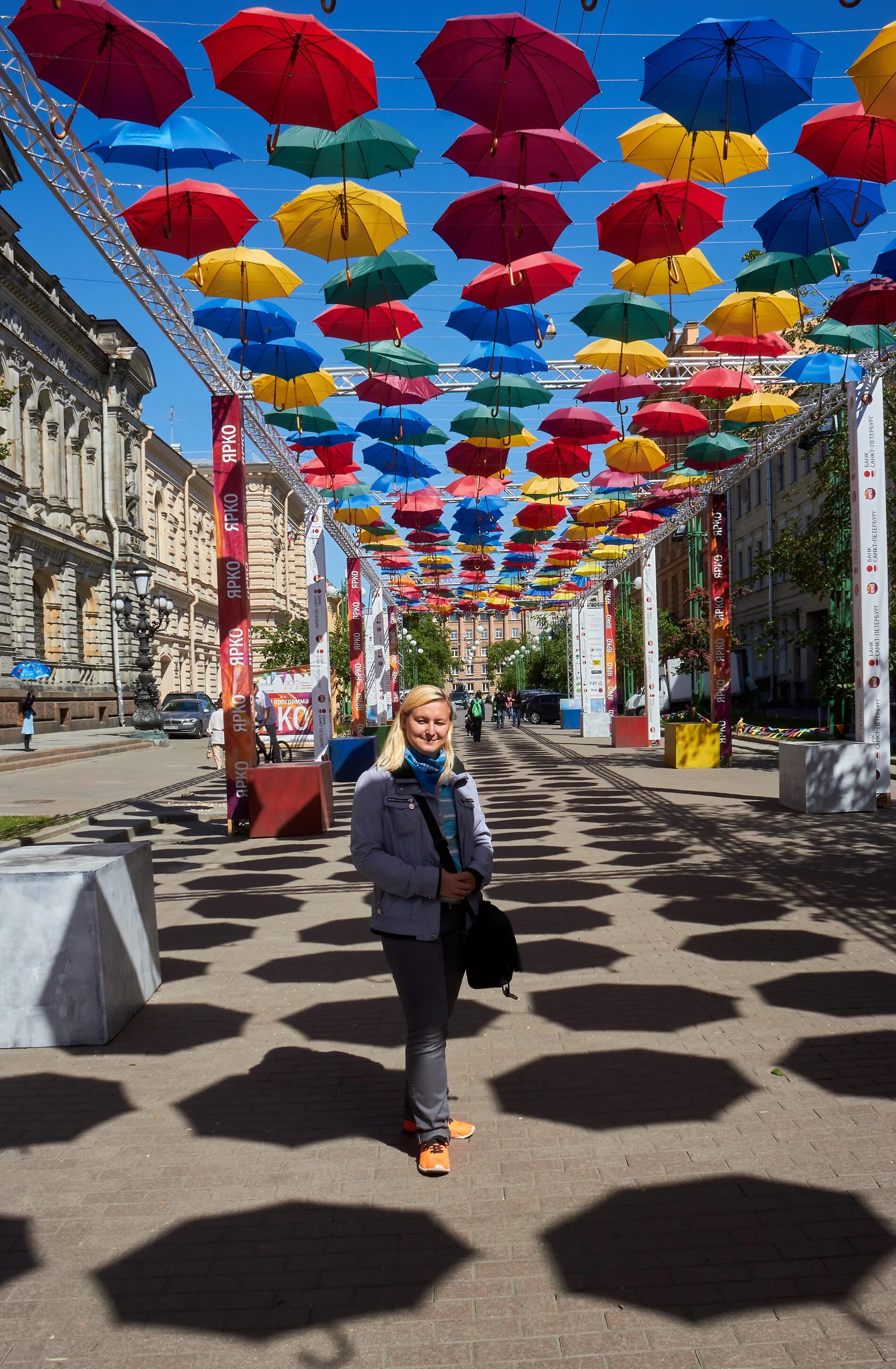 Парящий спб. Аллея зонтиков СПБ 2021. Аллея парящих зонтиков в Санкт-Петербурге. Аллея зонтиков в Санкт-Петербурге в 2023. Зонтики в Питере на улице.