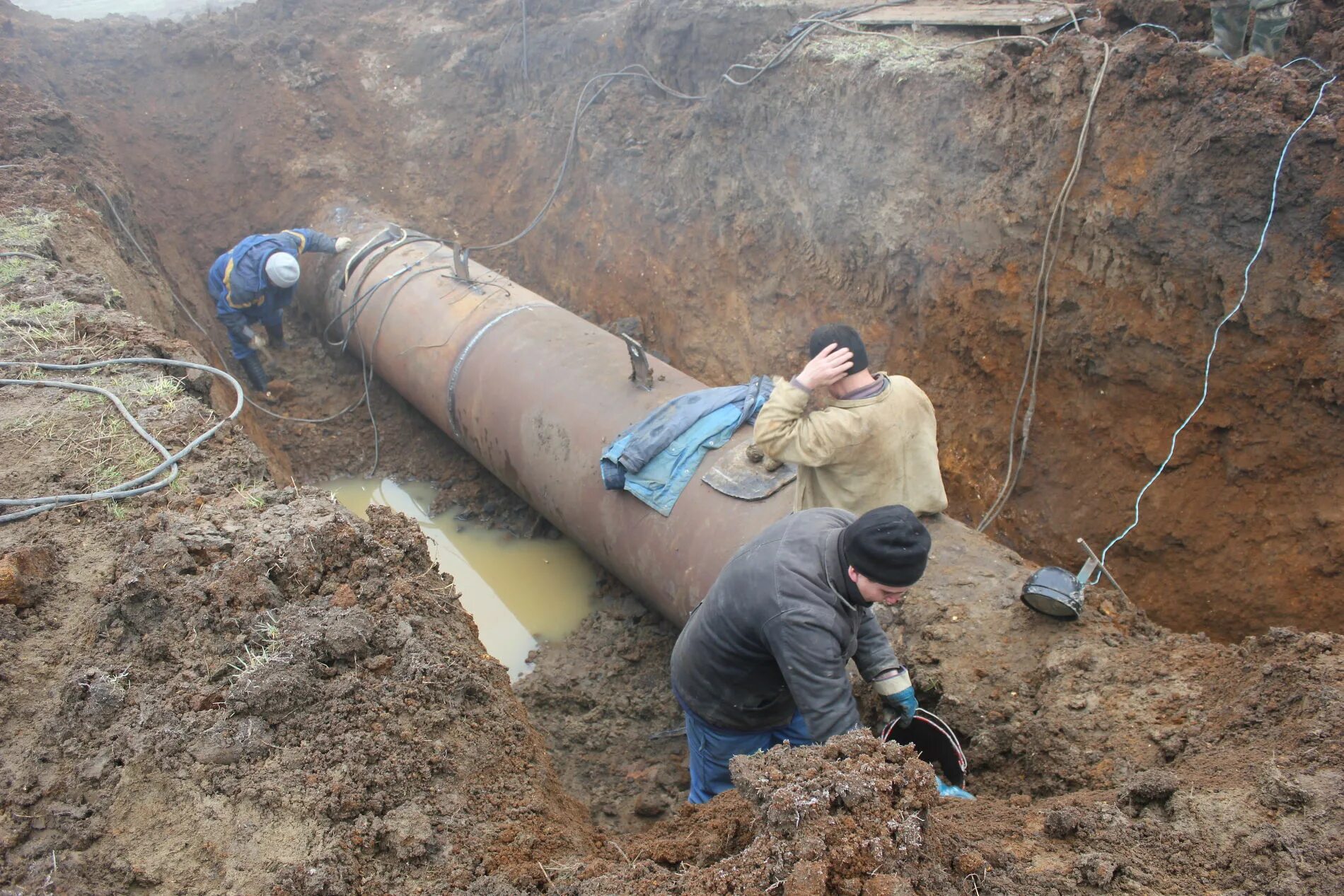 Канализационная труба в земле. Ремонт трубопровода водоснабжения. Трубопроводы водоснабжения. Трубопроводы водоснабжения. Монтажник наружных трубопроводов.