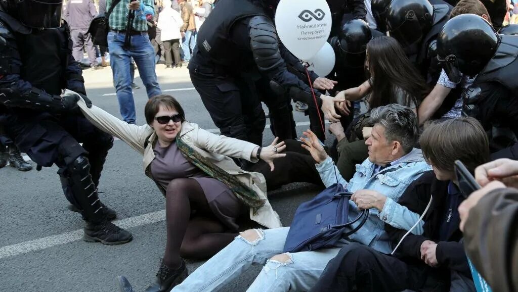 Митинг синоним. Красивые девушки на митинге. Женщины на митинге в России. Женщины против Путина. Демонстрация лица.